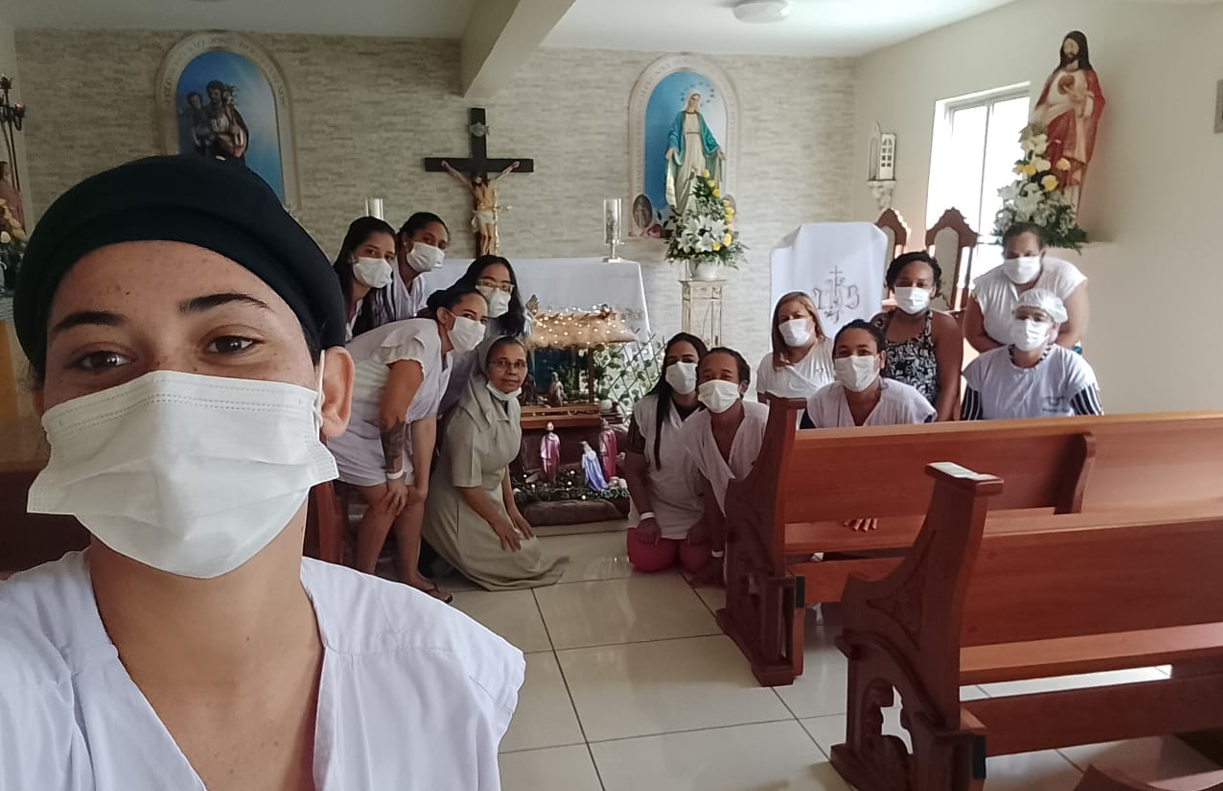 Mamães que estão com os filhos internados na UTI do Hospital rezam na Capela do Hospital Maria Lucinda